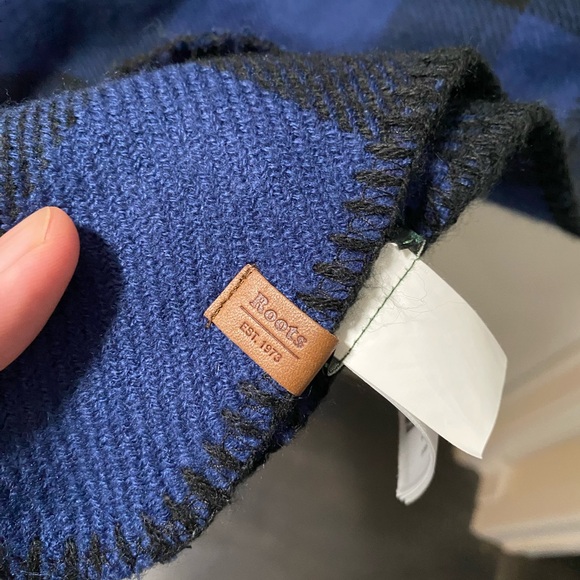 Roots Toronto Maple Leafs Scarf - Picture 3 of 4